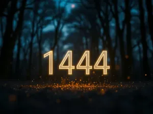 Mała mysz siedząca na szafce nocnej w sypialni, w której śpi człowiek, skąpana w nastrojowym świetle księżyca.